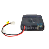 Achterkant van de Wouxun KG-M80 mobiele transceiver met voedingskabel 