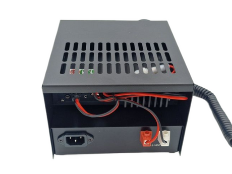 Achterkant RoadPro behuizing met daarin een President JFK-3 27MC transceiver en een Samlex SEC-1212G voeding