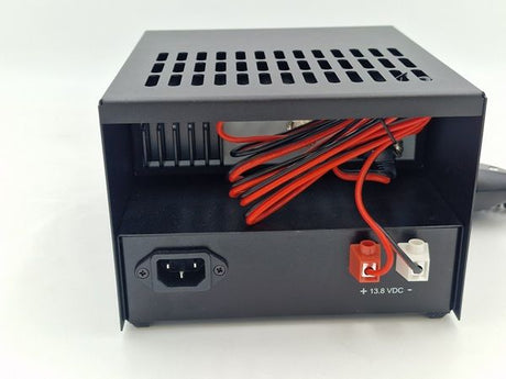 Achterkant van de RoadPro behuizing met daarin de President Johnson-3 CB-radio en de Samlex SEC-1212G schakelende voeding