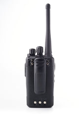 Achterkant van de Dynascan L88 Plus portofoon met riemclip en antenne