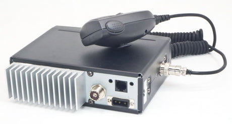 Achterkant van de Moonraker Titan V2 10M bak met aansluitingen en de handmicrofoon er bovenop liggend