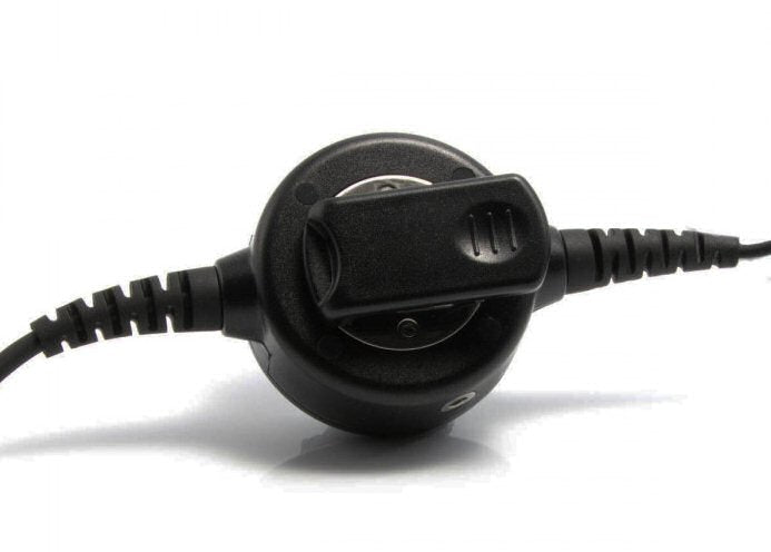 Achterkant van de PTT-knop die op de Komunica NC-Pro-headset kabel zit. Hier zit een klem op waarmee je hem aan je kleding kunt bevestigen