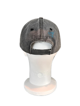 Achterkant van de verstelbare Uniden pet in een moderne verwassen zwart denim met Uniden logo aan de voorzijde