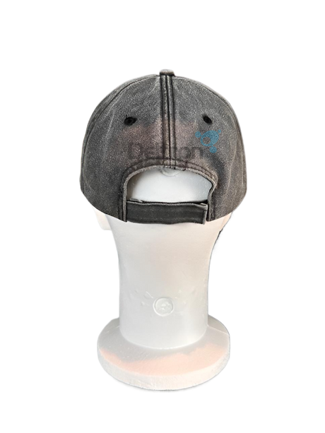 Achterkant van de verstelbare Uniden pet in een moderne verwassen zwart denim met Uniden logo aan de voorzijde