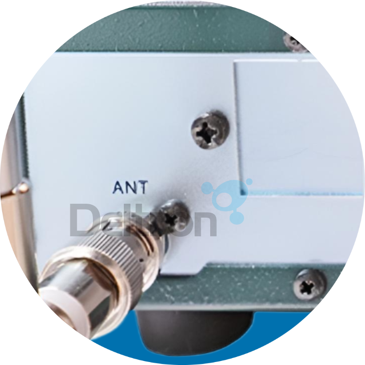 Detailfoto achterzijde AOR AR-DV3 digitale basisscanner met antenne aansluiting