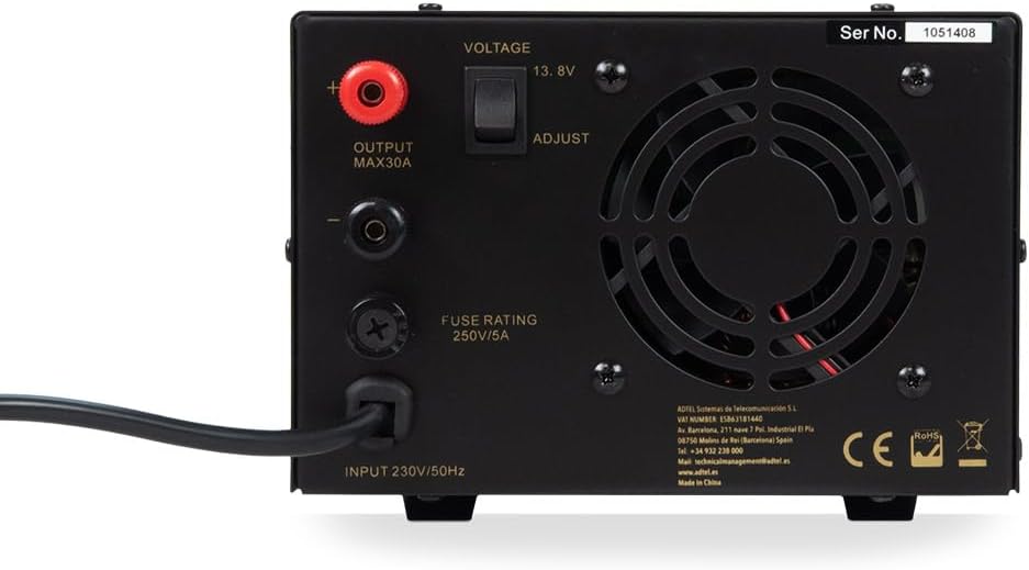 Achterzijde van de Sadelta SPS-3035 voeding met de ventilator, 230V stroom aansluiting, voltage schakelaar en aansluitingen