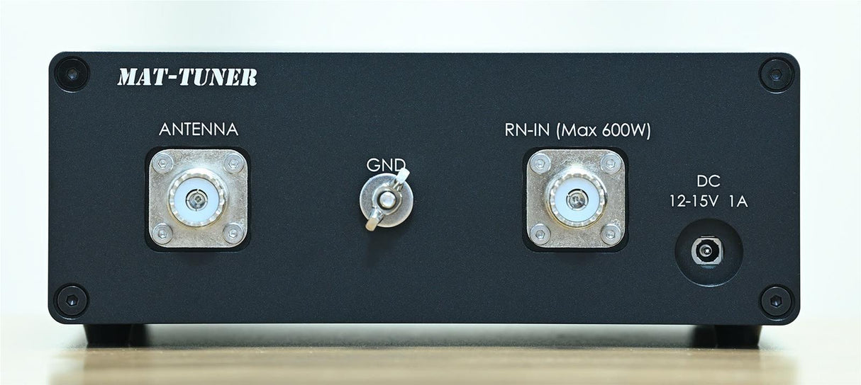 Achterzijde van de mAT-600A automatische antenne tuner met de aansluitingen