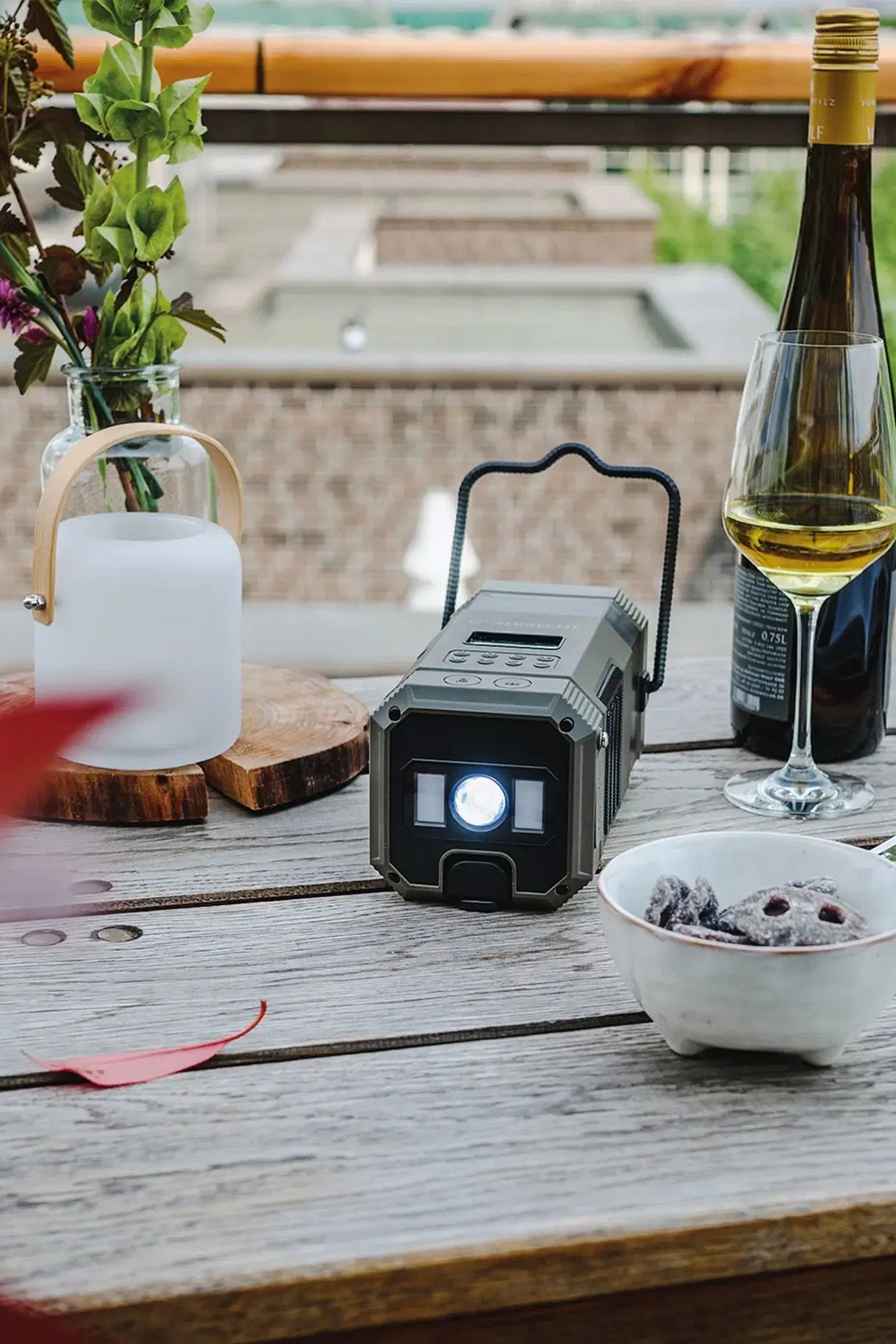 Albrecht DR114 DAB+ noodradio liggend op tafel met de zaklamp ingeschakeld