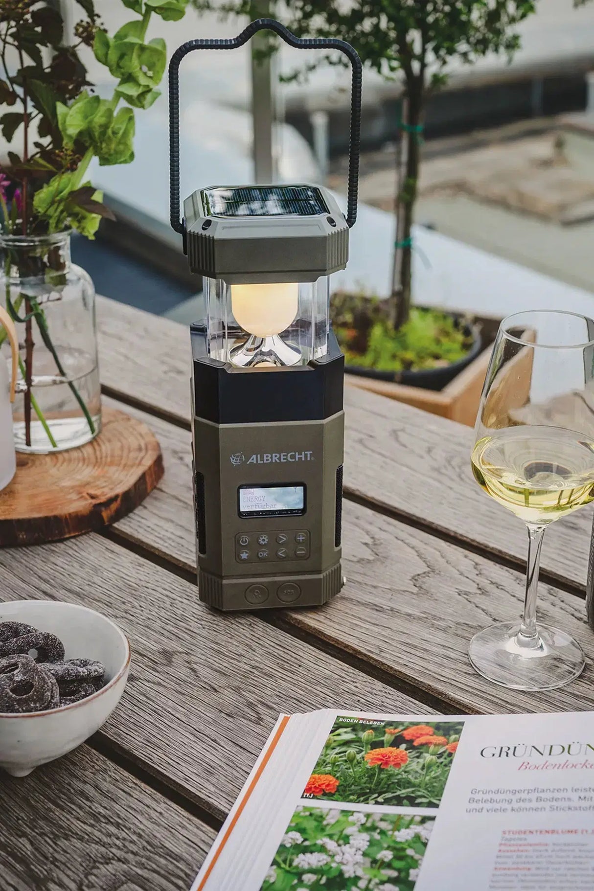 Albrecht DR114 DAB+ noodradio met ingeschakelde lantaarn op een tafel