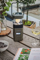 Albrecht DR114 DAB+ noodradio met ingeschakelde lantaarn op een tafel