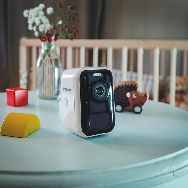 Albrecht SC100 beveiligingscamera op een eettafel in huis om kinderen of huisdieren in de gaten te houden