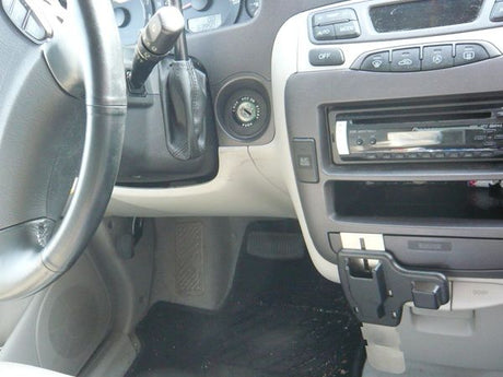 Alinco EBC-6 portofoonhouder gemonteerd in het midden van het dashboard onder de radio