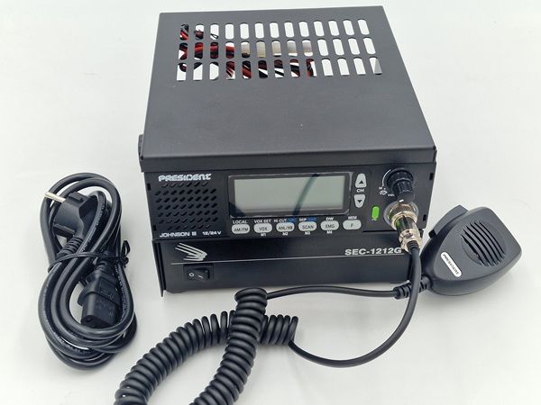 President Johnson-3 CB-radio set met Samlex SEC-1212G voeding in een RoadPro behuizing die dient als basisopstelling