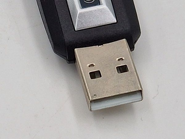 USB-C aansluiting aan de CRT programmeerkabel met aan de andere kant een 2-pins aansluiting  