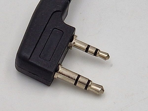 Haakste 2-pins aansluiting van de CRT programmeerkabel voor het programmeren van CRT transceivers