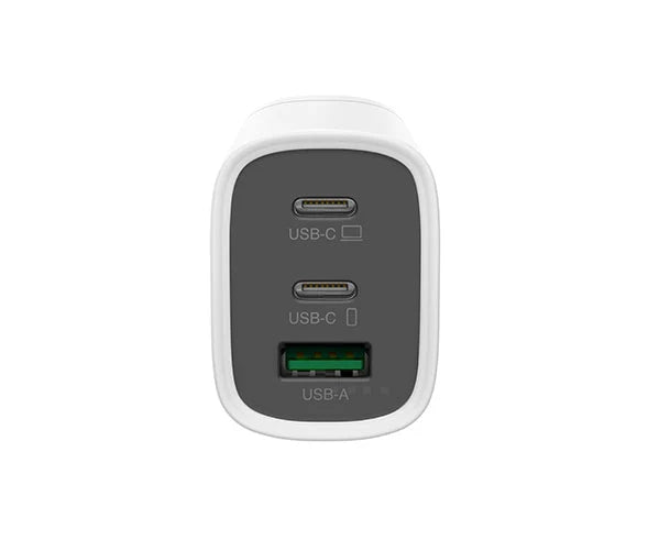 Close-up van de 3 poorten op de GP wereldlader met twee USB-C poorten en een USB-A poort voor UK, CN en EU