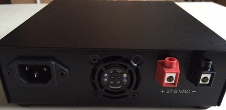 Close-up van de aansluitingen en ventilator achterop de Samlex SEC-1212G schakelende voeding