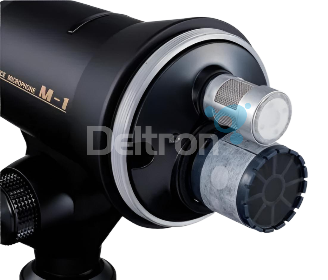 Close-up van de microfoon-aansluiting op de Yaesu M1 tafelmicrofoon