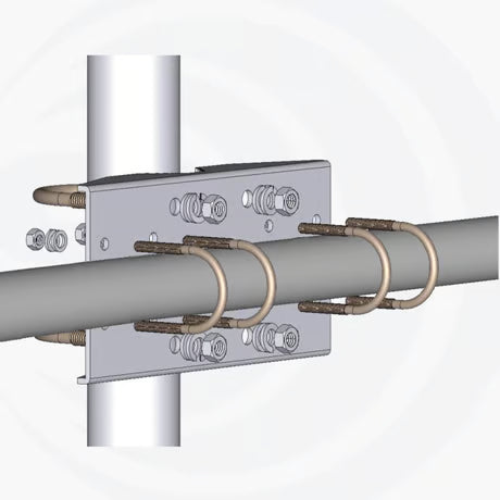 Close-up van de beugel en plaat bevestiging van een Sirio SY-serie antenne