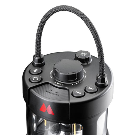 Close-up van de bovenkant van de Midland C1717 ER led lantaarn met draagkoord. Deze lantaarn is uitgerust met een lled lamp, ingebouwde radio, bluetooth en powerbank die veelzijdig inzetbaar is