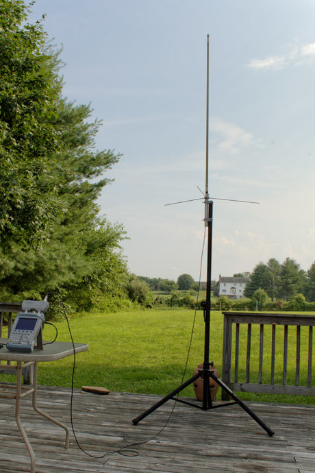 Een Diamond BC-200 UHF basis antenne geplaatst op een portable antennemast op een veranda