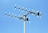 Twee Diamond A430S15R2 yagi beam antennes aan een mast in de lucht