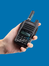 Diamond SRJ805S mini triband antenne op een Yaesu handheld transceiver