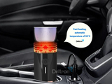 Draagbare koffie capsule machine in een personenauto aangesloten aan USB