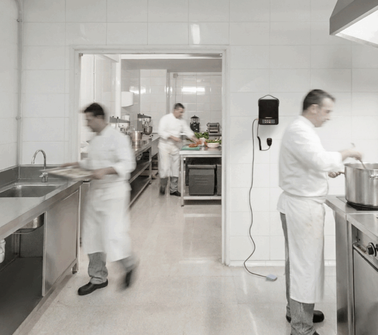 Dynascan CHEF-1 portofoonsysteem met industrieel voetpedaal en wandhouder voor chef-kok
