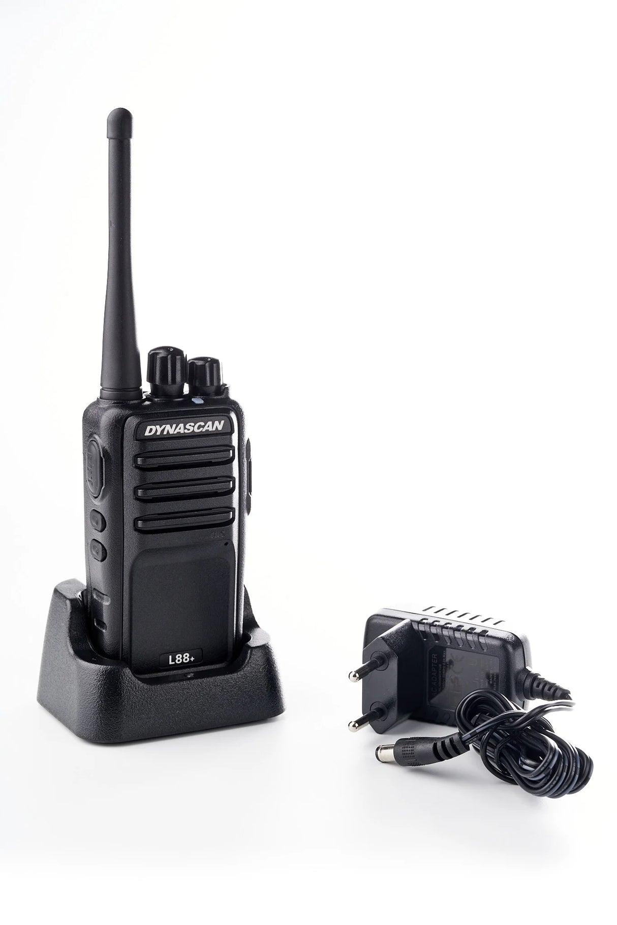 Dynascan L88 Plus PMR446 portofoon in een desktoplader met daarnaast de meegeleverde AC adapter 