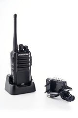 Dynascan L88 Plus PMR446 portofoon in een desktoplader met daarnaast de meegeleverde AC adapter 