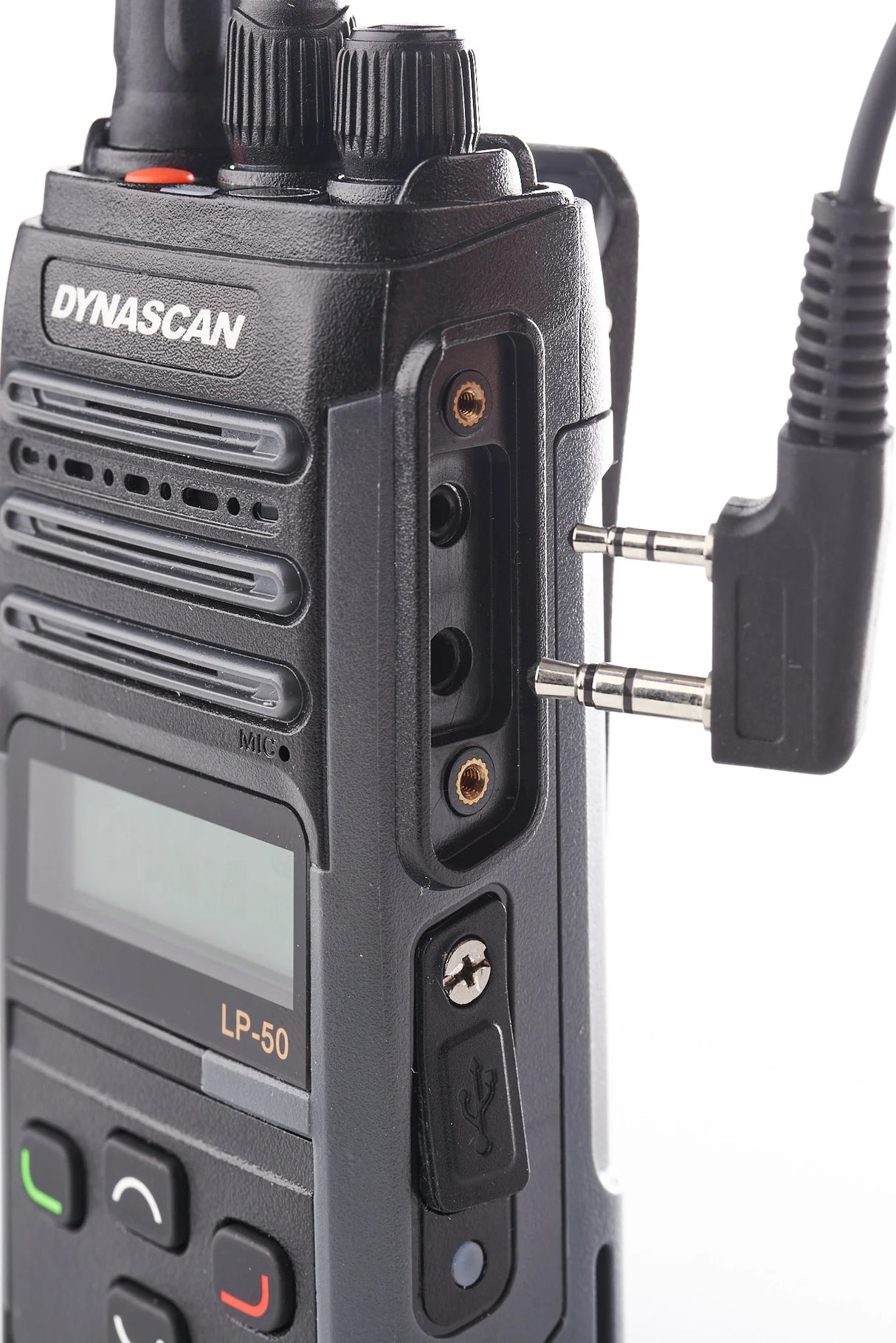 Close up van de 2-pins accessoire aansluiting op de Dynascan LP66 UHF/VHF portofoon