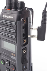 Close up van de 2-pins accessoire aansluiting op de Dynascan LP66 UHF/VHF portofoon