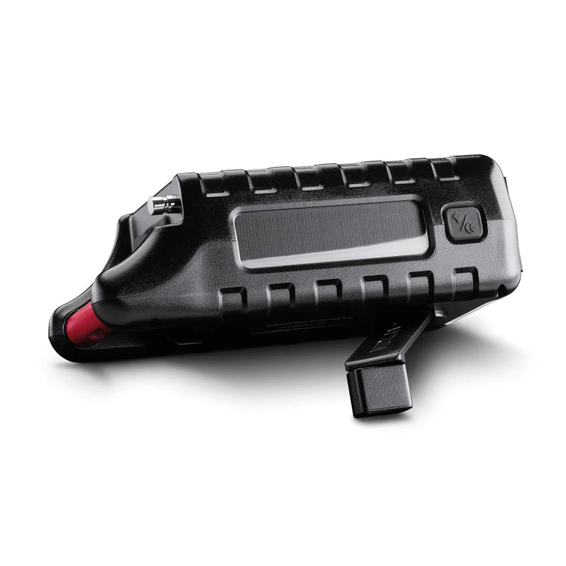 Onderkant van de Midland ER300 Pro noodradio met zonnepaneel om op te laden in de zon