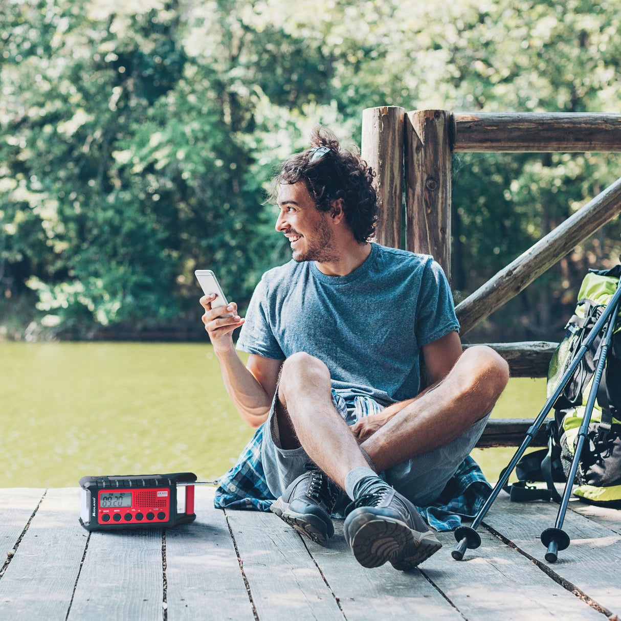 Midland ER300 emergency radio boordevol functies tijdens noodsituaties in gebruik op het terras