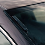 Target Blu Eye Go externe antenne op een achterruit van een auto is gemonteerd