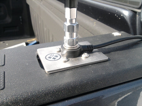 Firestik MK-294R side rail kit met antenne erop gemonteerd