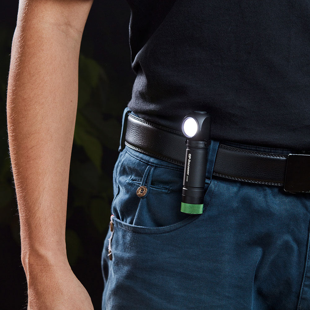 GP CH35 zaklamp bevestigd aan de broekriem van een spijkerbroek