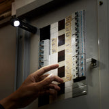 De GP CH35 zaklamp magnetisch bevestigd in de stoppenkast