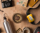 GP CH42 gele hoofdlamp liggend op tafel bij een hiking uitrusting