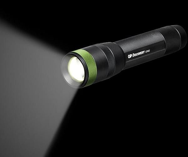Lichtbundel van de GP CR42 zaklamp die instelbaar is in 4 standen en een maximale lichtsterkte heeft van 1000 lumen