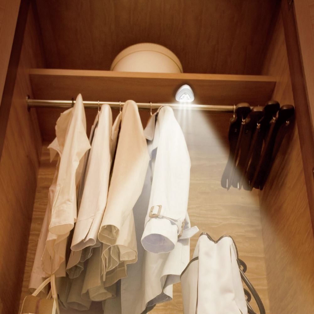 GP kastlamp pushlight led werkt op AA-batterijen deze worden meegeleverd