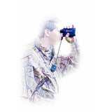 Jager met een afstandsmeter of verrekijker die aan de Gear Keeper RT4-5272 luxe combo retractor bevestigd zit