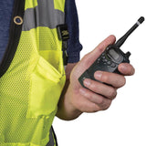 Portofoon bevestigd aan een veiligheidsvest met een Gear Keeper RT4-5322 retractor