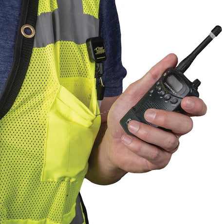 Portofoon bevestigd aan een veiligheidsvest met een Gear Keeper RT4-5322 retractor