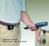 Voorbeeld van Gear Keeper RT3-7536 retractor aan een broekriem met daaraan een zaklamp