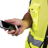 Man met veiligheidsvest gebruikt zijn smartphone aan de Gear Keeper RT5-5420 retractor