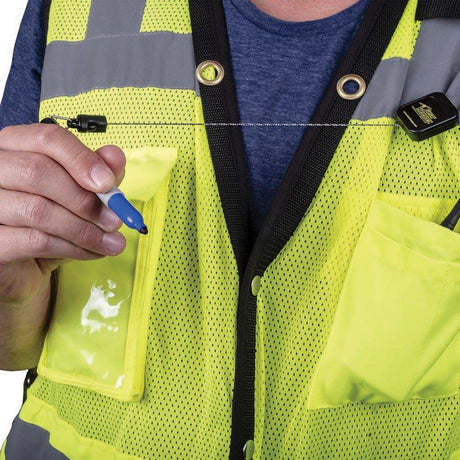 Voorbeeld van een RT5-5605 retractor die aan een veiligheidsvest zit met daaraan een stift