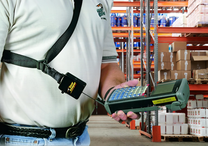 GearKeeper schouderband met RT3 retractor met daaraan een barcode scanner voor in het magazijn