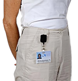 Gear Keeper retractor met een ID-pasje aan een broek bevestigd